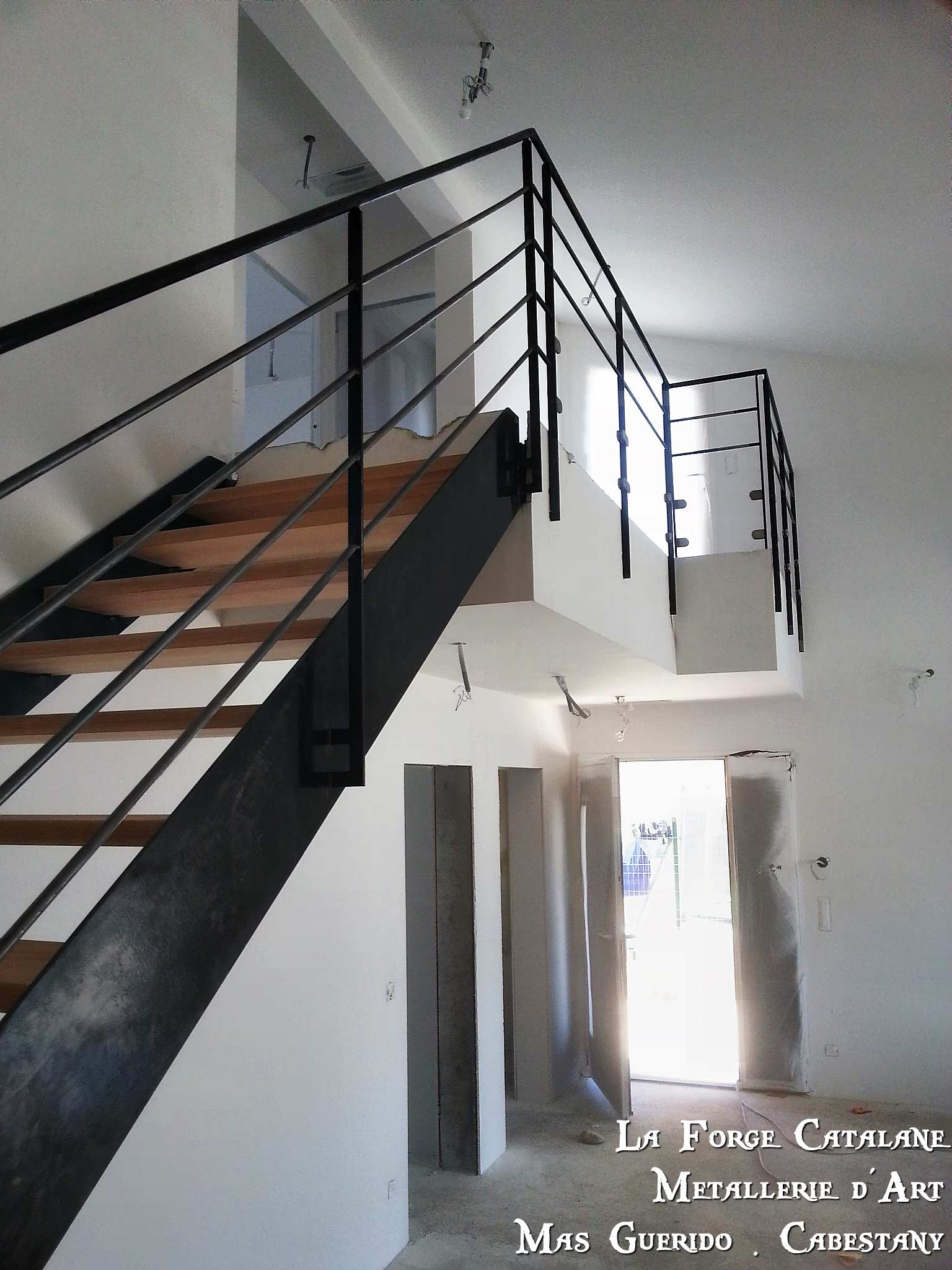 escalier double limons fer plat marches bois forge catalane.jpg